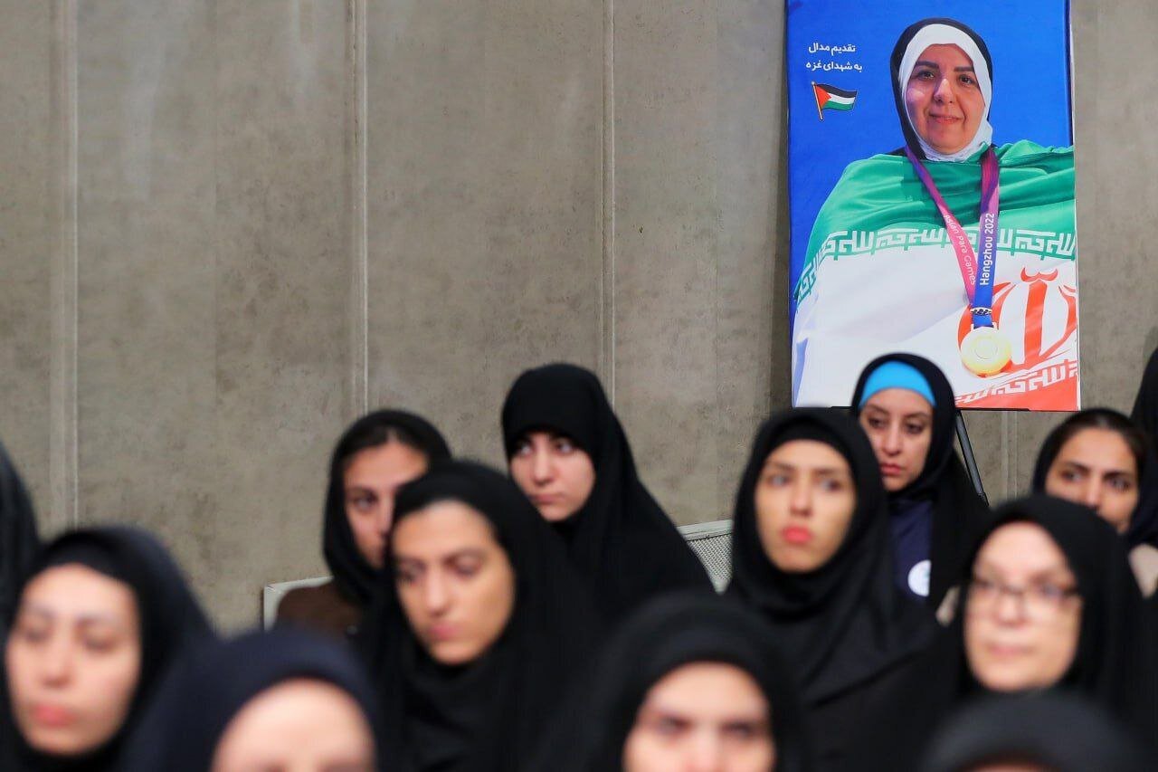 تشکر رهبر انقلاب از دو بانوی ورزشکار + عکس تشکر رهبر انقلاب از دو بانوی ورزشکار + عکس