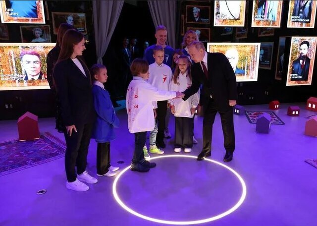 پوتین در جریان بازدید از نمایشگاه دستاوردهای روسیه دکمه هسته‌ای نمادین را فشار نداد