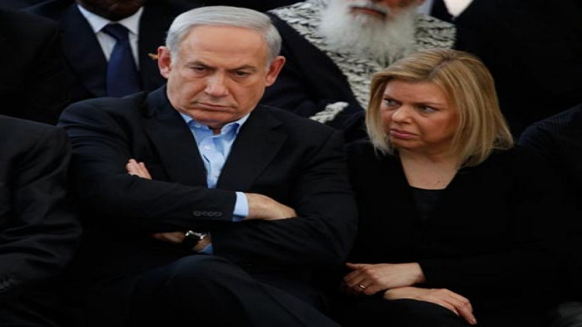 رسانه‌های صهیونیست: نتانیاهو و همسرش نمی‌توانند از خانه بیرون بروند