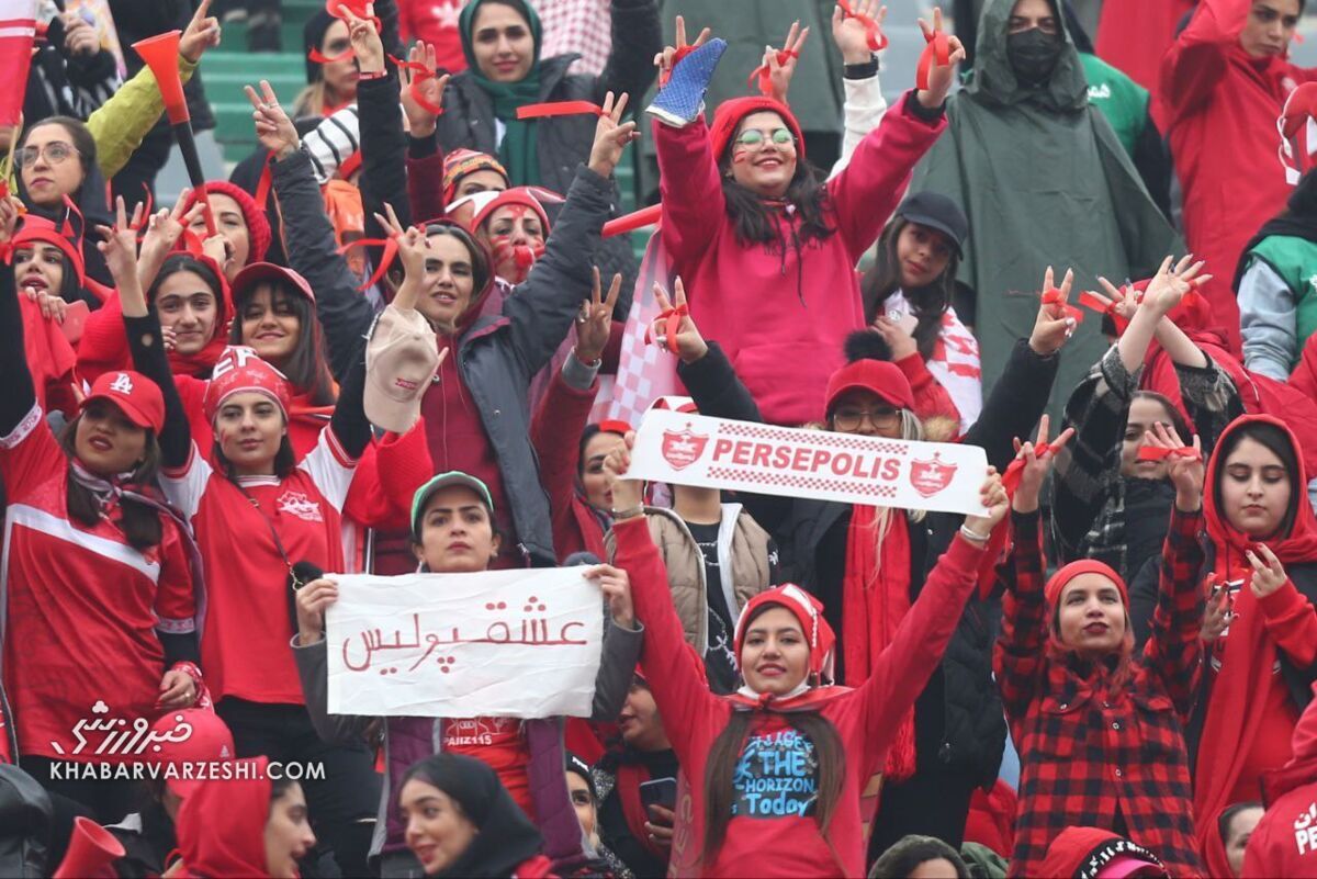 تصاویری از حضور بانوان در دیدار پرسپولیس و اسقلال در دربی ۱۰۲ (۲۳ آذر ۱۴۰۲)