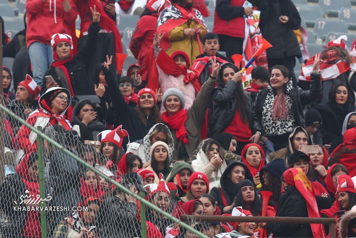 تصاویری از حضور بانوان در دیدار پرسپولیس و اسقلال در دربی ۱۰۲ (۲۳ آذر ۱۴۰۲)