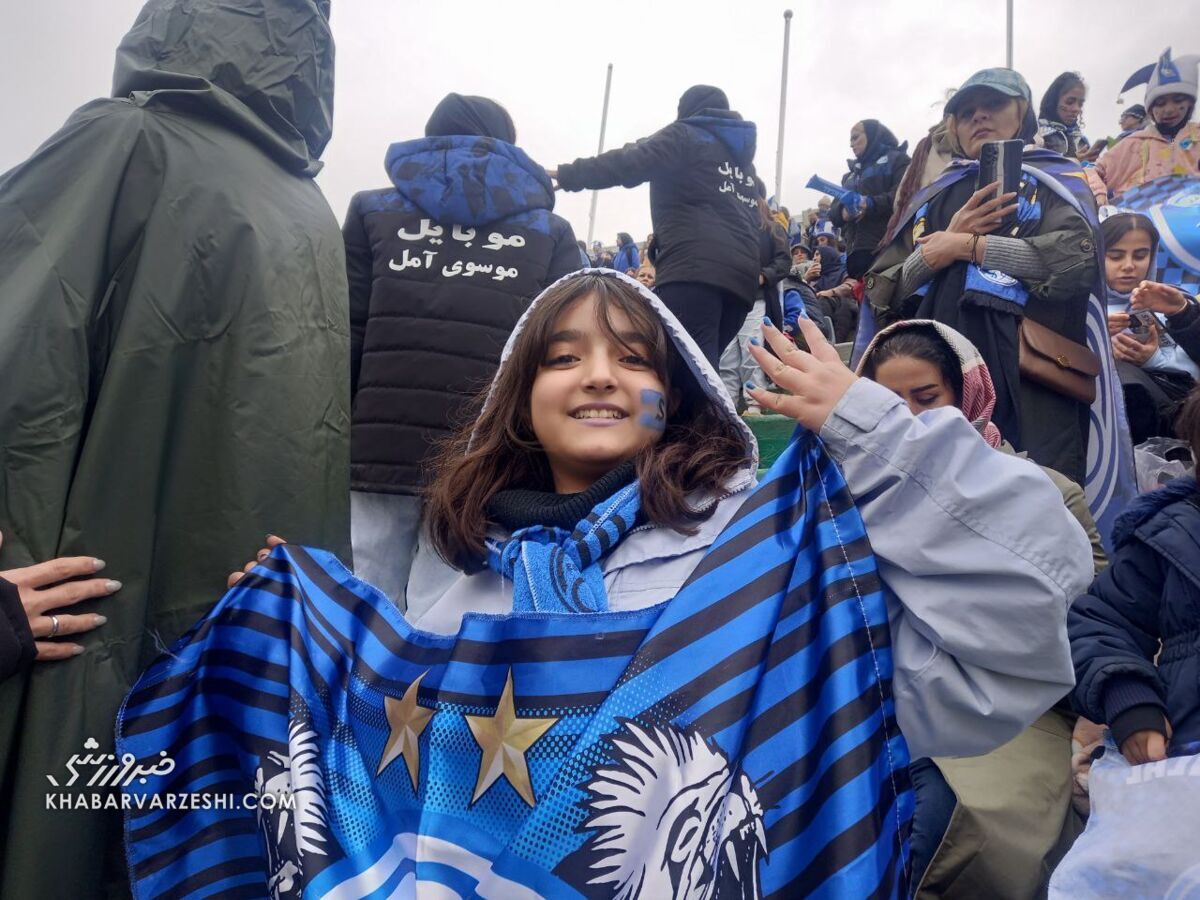 تصاویری از حضور بانوان در دیدار پرسپولیس و اسقلال در دربی ۱۰۲ (۲۳ آذر ۱۴۰۲)
