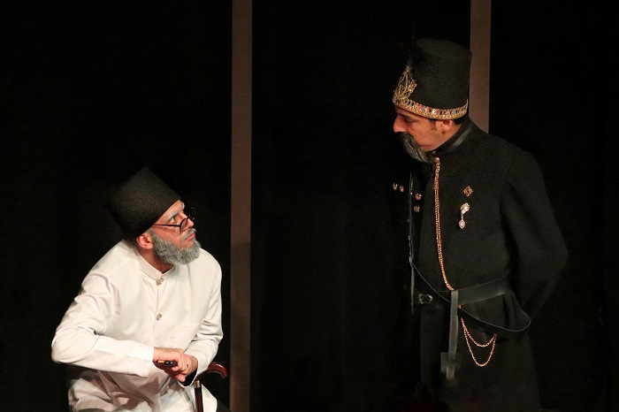 نگاهی به نمایش «سلطان صاحبقران» که توسط کار اولی‌ها روی صحنه رفته است