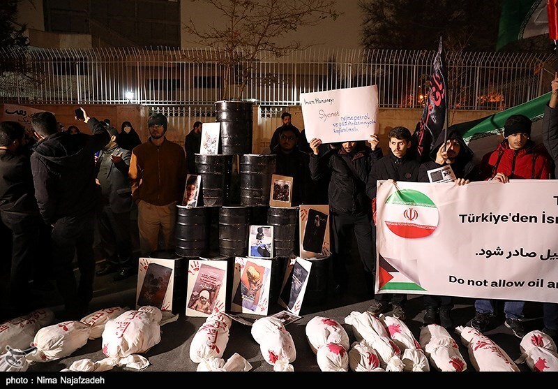 تجمع دانشجویان مشهدی مقابل کنسولگری ترکیه در اعتراض به ادامه تجارت آنها با صهیونیستها+ تصویر تجمع دانشجویان مشهدی مقابل کنسولگری ترکیه در اعتراض به ادامه تجارت آنها با صهیونیستها+ تصویر