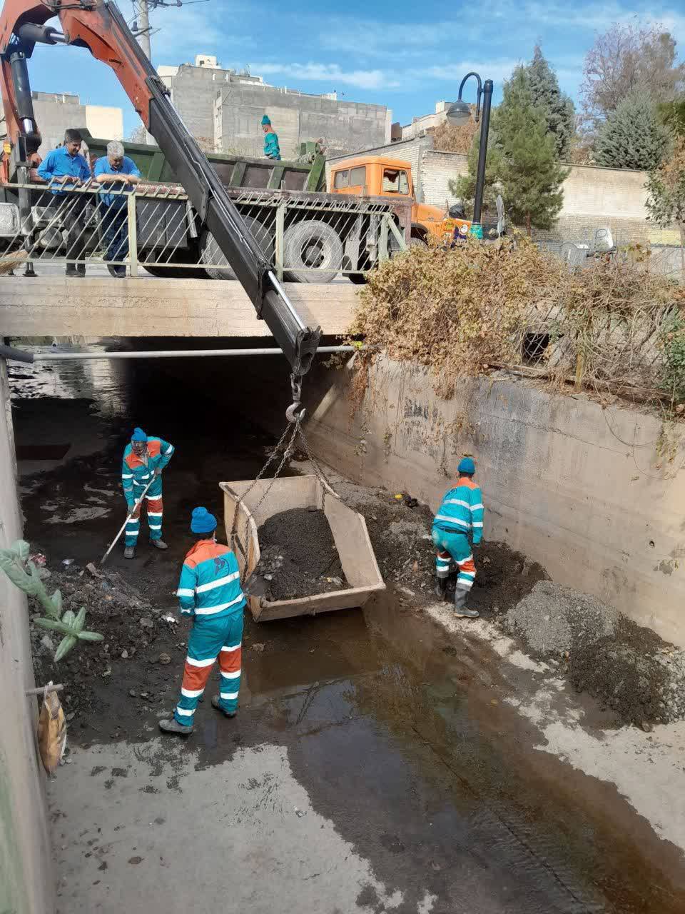 لایروبی ۳۲۰ هزار متر طول از کانالهای جمعآوری آبهای سطحی در مشهد لایروبی ۳۲۰ هزار متر طول از کانالهای جمعآوری آبهای سطحی در مشهد