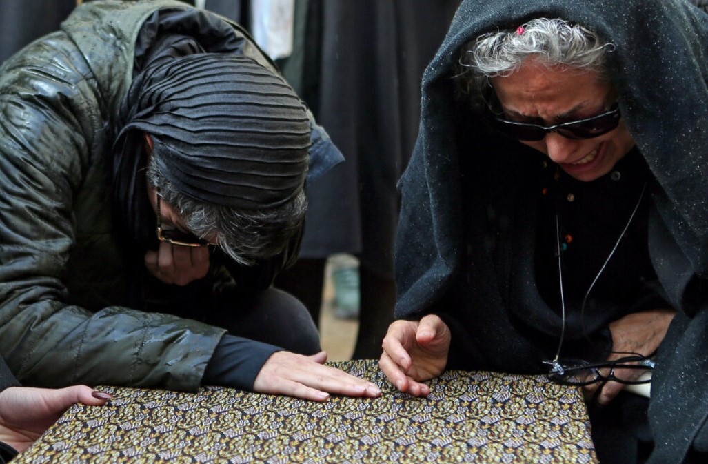 مراسم تشییع بیتا فرهی آغاز شد + فیلم و تصاویر مراسم تشییع بیتا فرهی آغاز شد + فیلم و تصاویر