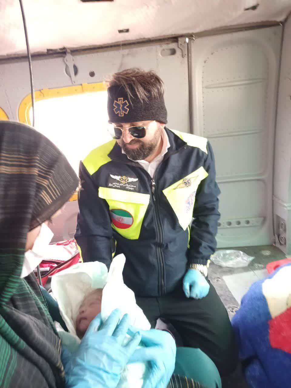 تولد نوزاد عجول نیشابوری در بالگرد هوانیروز ارتش (۷ آذر ۱۴۰۲) تولد نوزاد عجول نیشابوری در بالگرد هوانیروز ارتش (۷ آذر ۱۴۰۲)