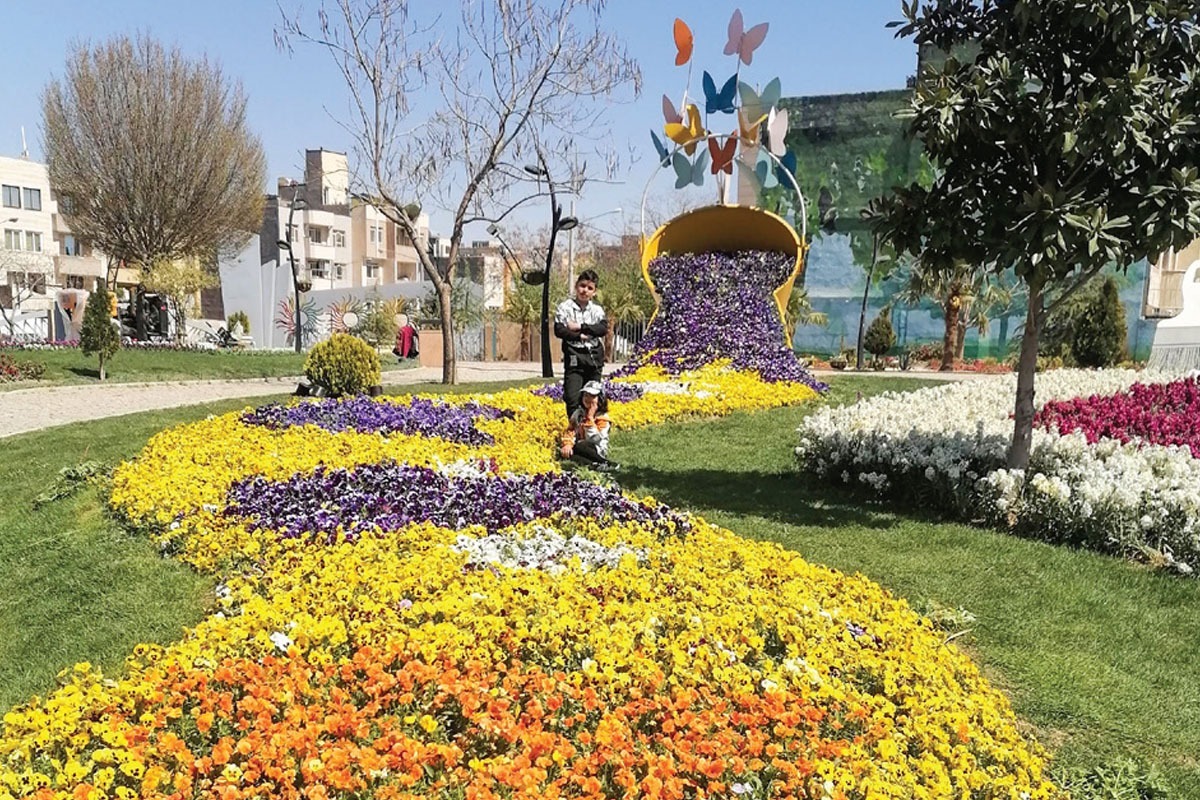 عملیات اجرایی کاشت گل‌ها در شهر از ابتدای آذرماه آغاز شده است و تا ۲۵ اسفندماه ادامه خواهد داشت.