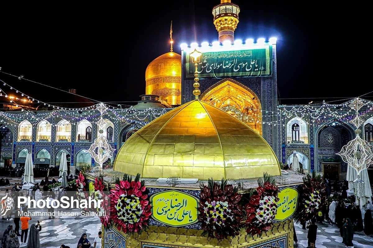 مردم برای تجربه تحویل سال 1403 در حرم مطهر رضوی از ساعت‌ها قبل برای زیارت به حرم امام رضا(ع) آمده اند.