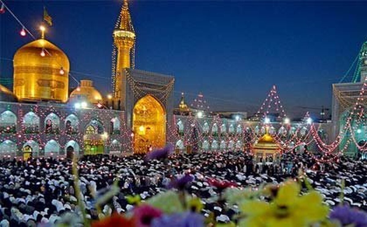 خیلی‌ها دلشان اینجاست. مشهد قلب ایران است و قلب مردم ایران برای مشهد می‌تپد. قلب مردمی که دوست داشتند کنار زائران رضوی زیر باران در لحظه تحویل سال در حرم مطهر رضوی باشند.