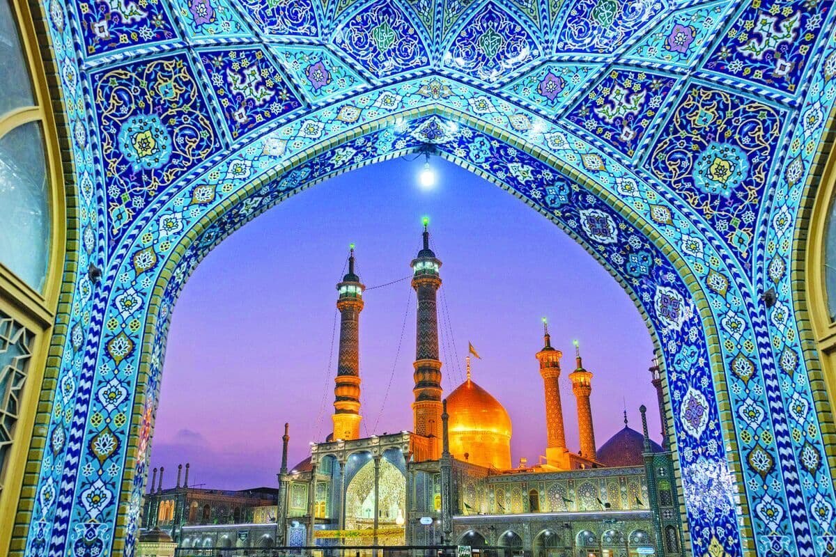 حال و هوای حرم حضرت معصومه (س) در لحظه تحویل سال ۱۴۰۳ را ببینید.