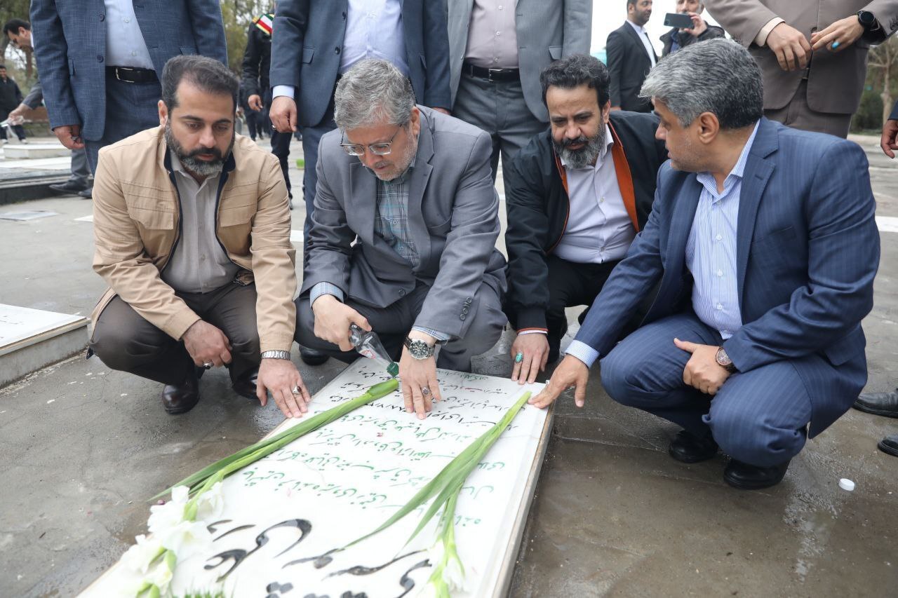 شهردار و اعضای شورای اسلامی شهر همزمان با لحظه سال تحویل در مزار شهدا (۱ فروردین ۱۴۰۳)  + تصاویر