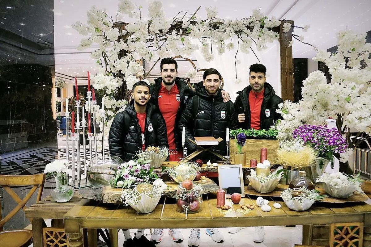 بازیکنان تیم ملی فوتبال ایران در اولین روز نوروز ۱۴۰۳ کنار سفره هفت سین عکس یادگاری انداختند.