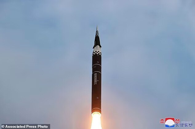 کرهشمالی از یک موشک مافوق صوت میانبرد جدید رونمایی کرد کرهشمالی از یک موشک مافوق صوت میانبرد جدید رونمایی کرد