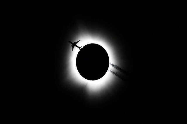 تصاویری متفاوت از خورشیدگرفتگی در آمریکا + جزئیات (۲۱ فروردین ۱۴۰۳) تصاویری متفاوت از خورشیدگرفتگی در آمریکا + جزئیات (۲۱ فروردین ۱۴۰۳)