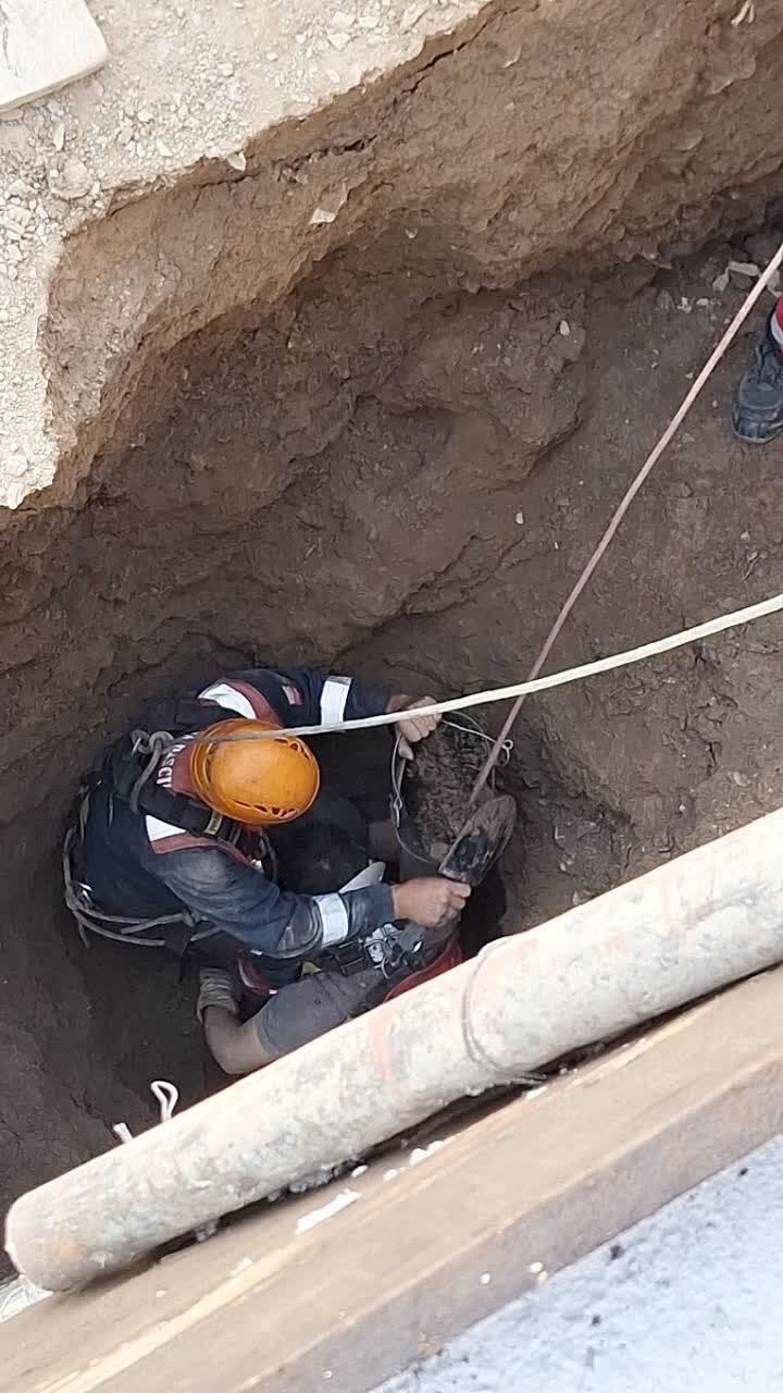 حادثه سقوط مرگبار کارگر در داخل چاه (۲۳ فروردین) + تصاویر حادثه سقوط مرگبار کارگر در داخل چاه (۲۳ فروردین) + تصاویر