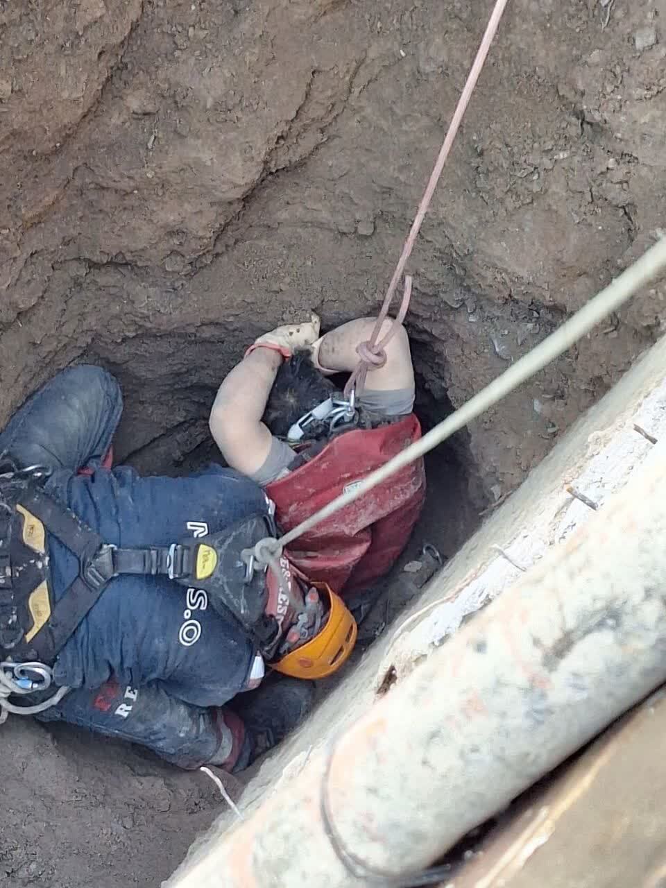 حادثه سقوط مرگبار کارگر در داخل چاه (۲۳ فروردین) + تصاویر حادثه سقوط مرگبار کارگر در داخل چاه (۲۳ فروردین) + تصاویر
