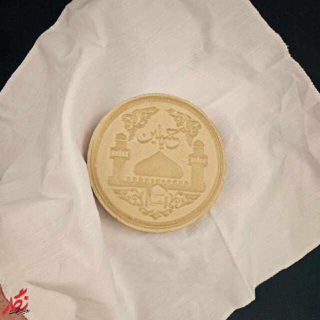 روایت کسی که مهر و سجاده رهبر انقلاب در روز نماز عید فطر را دریافت کرد روایت کسی که مهر و سجاده رهبر انقلاب در روز نماز عید فطر را دریافت کرد