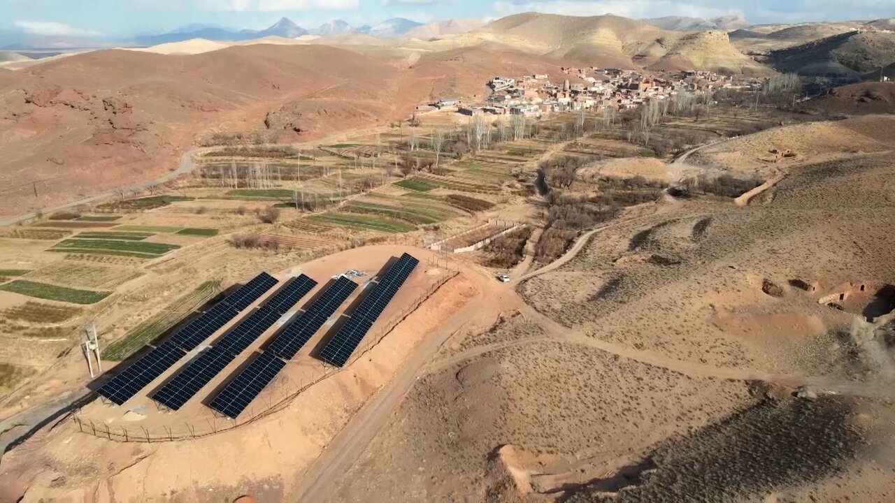 مشارکت ۴۰ بانوی کاشانی در راه اندازی نخستین مزرعه خورشیدی کشور مشارکت ۴۰ بانوی کاشانی در راه اندازی نخستین مزرعه خورشیدی کشور