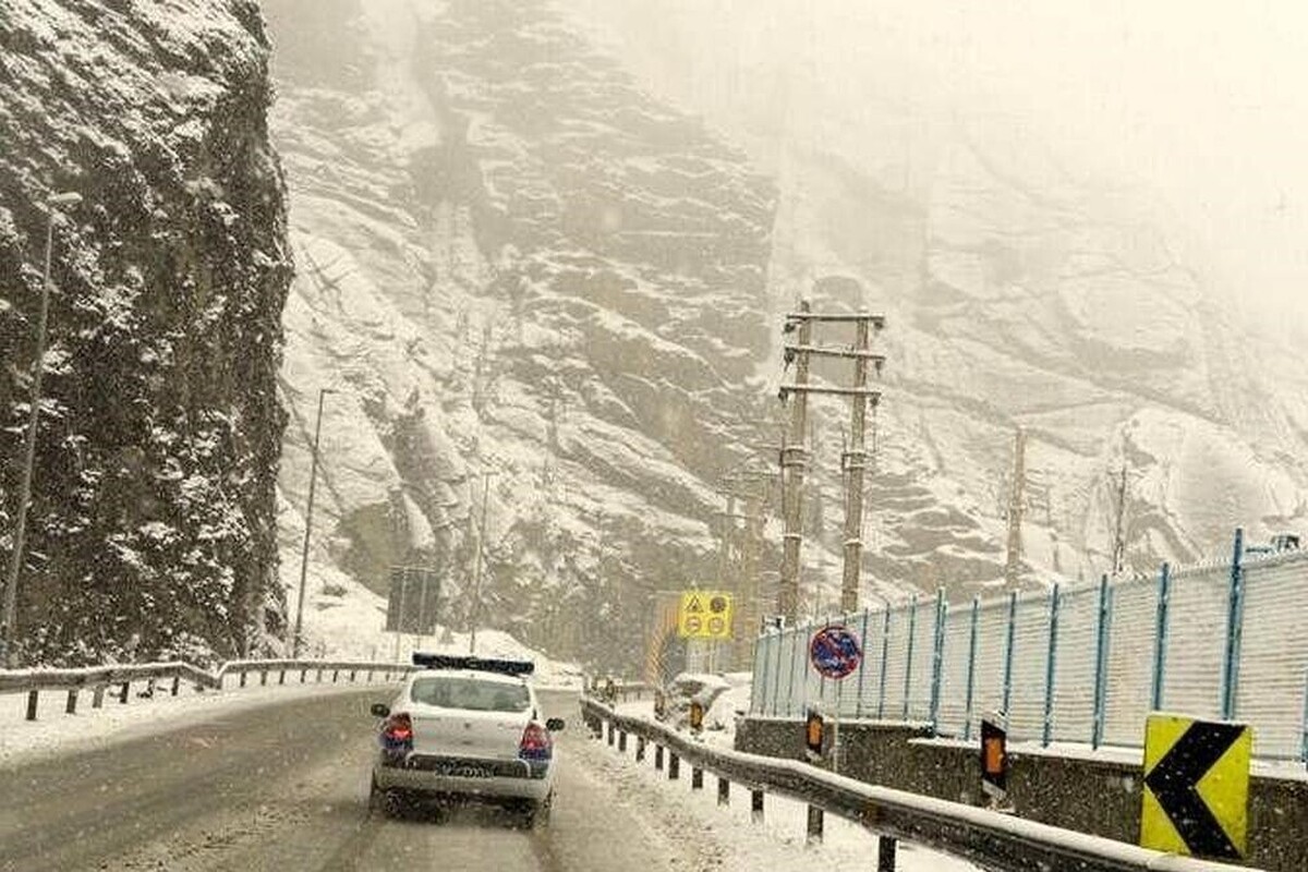 آسمان در جاده چالوس در حالی برفی شد که پیش از این اداره کل راهداری و حمل ونقل جاده‌ای استان البرز و اداره هواشناسی مازندران در خصوص شرایط جوی هشدار نارنجی صادر کرده بودند.