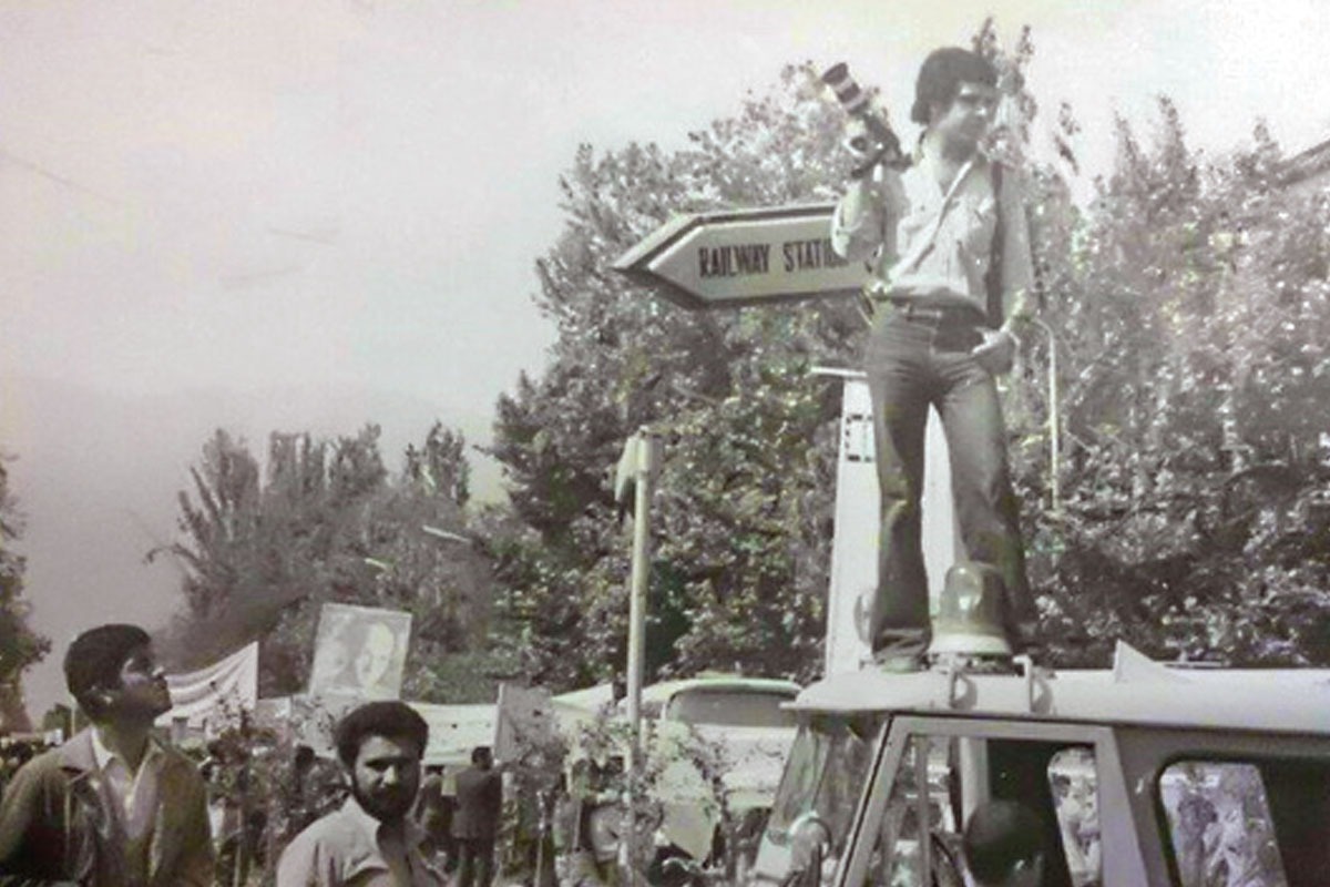 علی‌اصغر نعیم‌آبادی شاهد روزهای سخت مشهد بود و اتفاقات روز‌های ۹ و ۱۰ دی مشهد را با دوربین خود ثبت کرد.