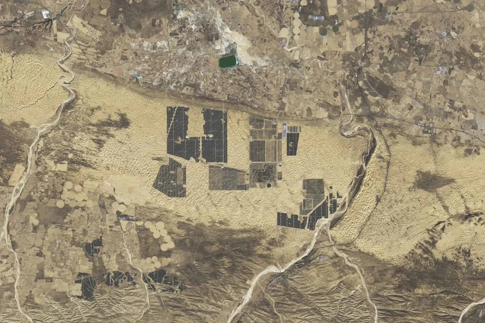 چینیها بزرگترین مزرعه خورشیدی جهان را در بیابان میسازند چینیها بزرگترین مزرعه خورشیدی جهان را در بیابان میسازند