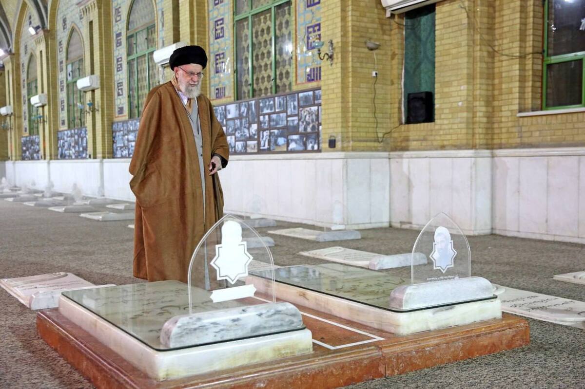 حضرت آیت‌الله خامنه‌ای به مناسبت فرارسیدن ایام‌الله دهه فجر انقلاب اسلامی، بامداد امروز ضمن حضور در مرقد مطهر امام‌خمینی(ره)، گلزار شهدای بهشت زهرا(س) تهران و مزار شهدای حادثه‌های تروریستی هفتم تیر و هشتم شهریور ۱۳۶۰، یاد شهدای انقلاب و یاران امامین را گرامی داشتند.