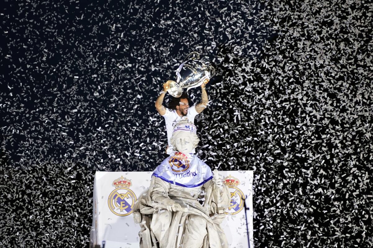 مارسلو کفش هایش را آویخت مارسلو کفش هایش را آویخت