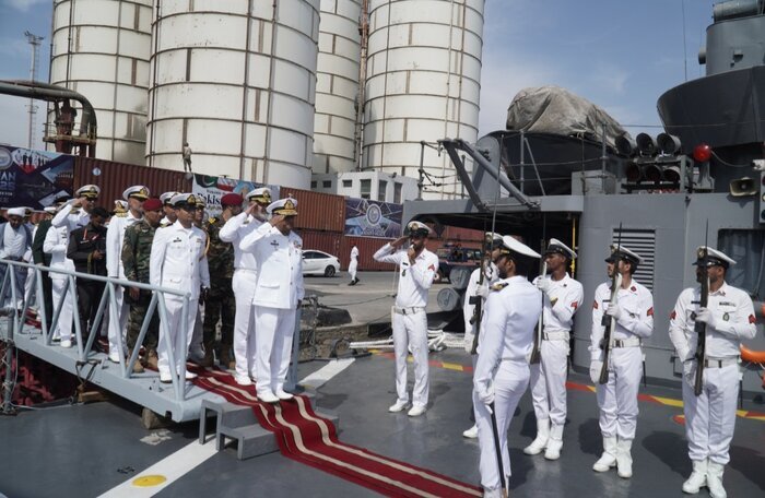 فرمانده نیروی دریایی پاکستان از ناوشکن نیروی دریایی ارتش بازدید کرد (۲۱ بهمن ۱۴۰۳) فرمانده نیروی دریایی پاکستان از ناوشکن نیروی دریایی ارتش بازدید کرد (۲۱ بهمن ۱۴۰۳)