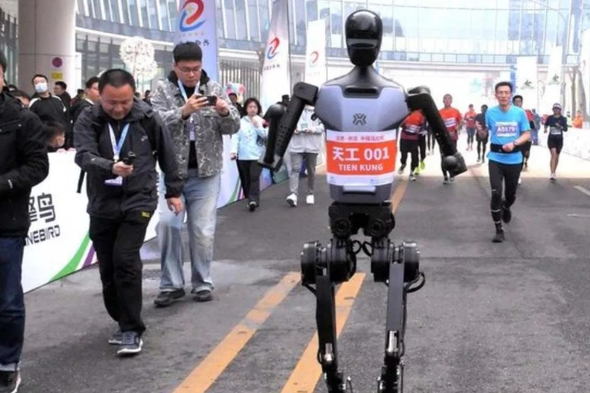 رقابت انسانها و رباتها در نیمهماراتن چین رقابت انسانها و رباتها در نیمهماراتن چین