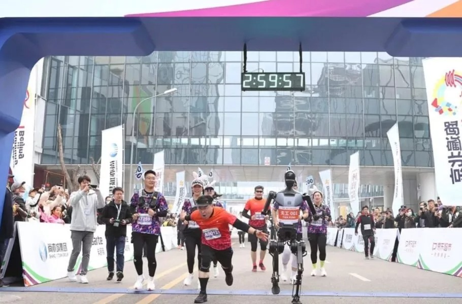 رقابت انسانها و رباتها در نیمهماراتن چین رقابت انسانها و رباتها در نیمهماراتن چین