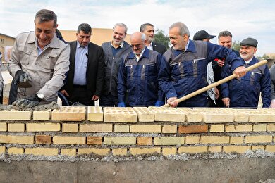 گزارش تصویری | بنایی مسعود پزشکیان رئیس جمهوری در «نهضت ملی خشت گذاری»