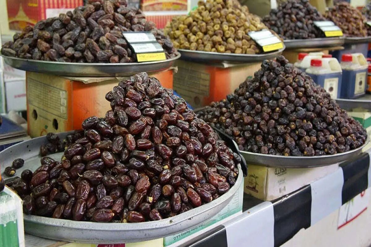 اتحادیه بارفروشان مشهد نرخ انواع خرما در میادین تره‌بار به صورت عمده فروشی را اعلام کرد. این محصول در واحد‌های صنفی خرده‌فروشی با ۳۰ درصد افزایش قیمت، به فروش می‌رسد.