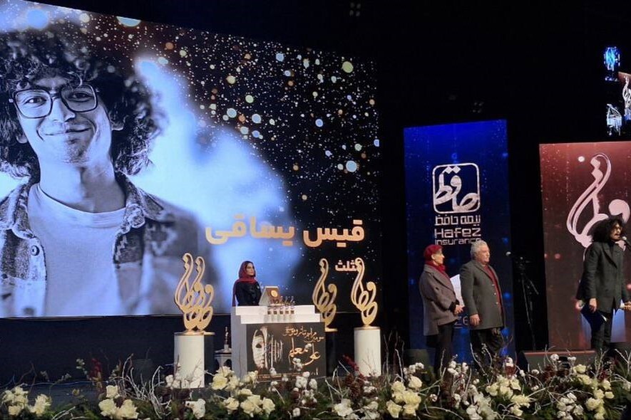 تندیس حافظ در دستان هنرمندان تئاتر مشهد تندیس حافظ در دستان هنرمندان تئاتر مشهد