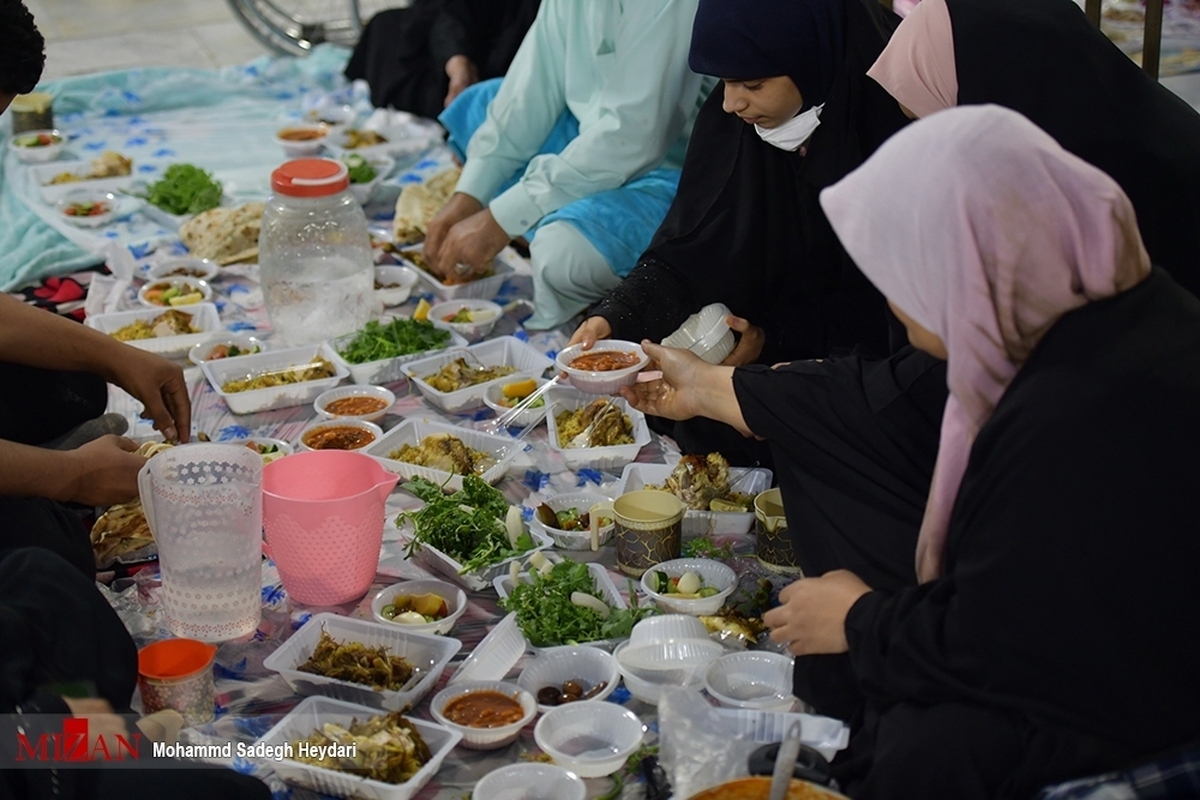 دکتر مریم عباسی، متخصص تغذیه و امور غذایی گفت: به تمام زنانی که قصد روزه‌داری دارند، توصیه می‌شود با آگاهی کامل از شرایط جسمی خود و رعایت اصول تغذیه صحیح، از این فرصت معنوی برای بهبود سلامت خود نیز بهره‌مند شوند.