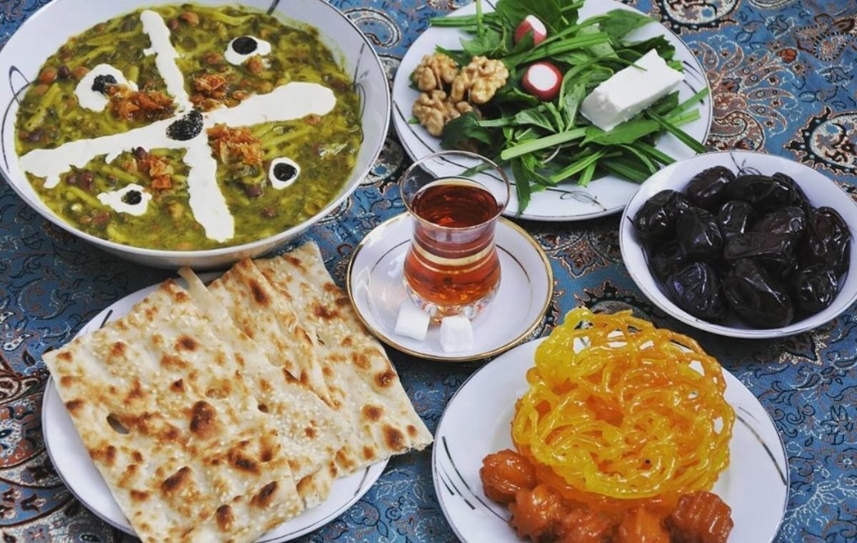 یک کارشناس بهبود تغذیه گفت: به روزه‌داران توصیه می‌شود در وعده‌های سحری و افطاری از غذا‌های کم حجم و غنی از مواد مغذی استفاده کنند، تغذیه روزه‌داران باید کم‌نمک، کم‌چرب و کم‌شیرین باشد.