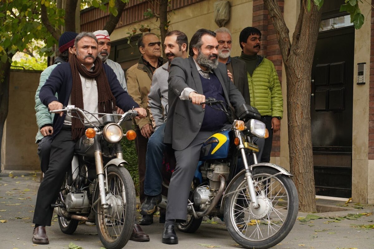 کارگردان «بدل» می‌گوید پس از توقف ناگزیر پخش این سریال که به دلیل شهادت رئیس‌جمهور وقت کشورمان رخ داد، این مجموعه مناسبتی حالا پس از حدود یک سال، در زمان مناسبی پخش می‌شود.