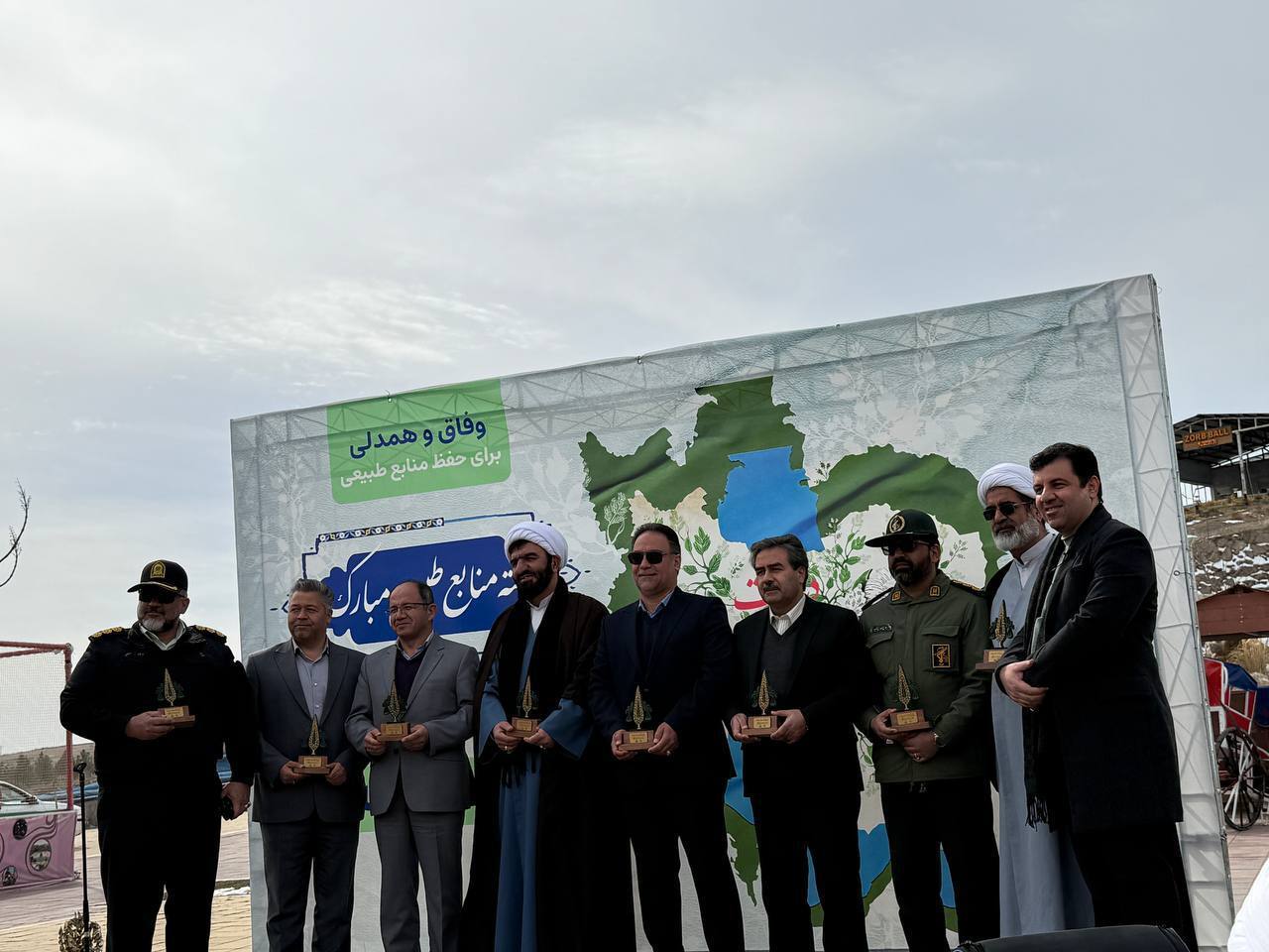 کاشت نخستین «درخت عدالت» در طرقبه با حضور مقامات محلی و مبتکر طرح کاشت نخستین «درخت عدالت» در طرقبه با حضور مقامات محلی و مبتکر طرح