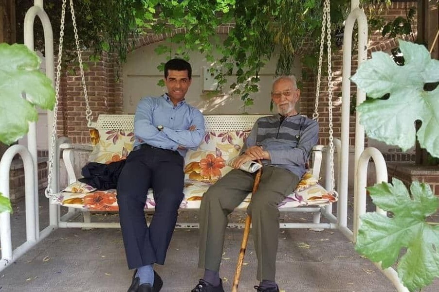 چراغی که روشن ماند | گفتوگو با سعید رضادوست نویسنده کتاب «چراغ افروخته» چراغی که روشن ماند | گفتوگو با سعید رضادوست نویسنده کتاب «چراغ افروخته»