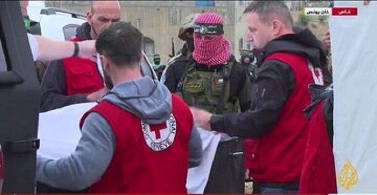 القسام جسد یک اسیر صهیونیست را به صلیب سرخ تحویل داد (۳ اسفند ۱۴۰۳) القسام جسد یک اسیر صهیونیست را به صلیب سرخ تحویل داد (۳ اسفند ۱۴۰۳)