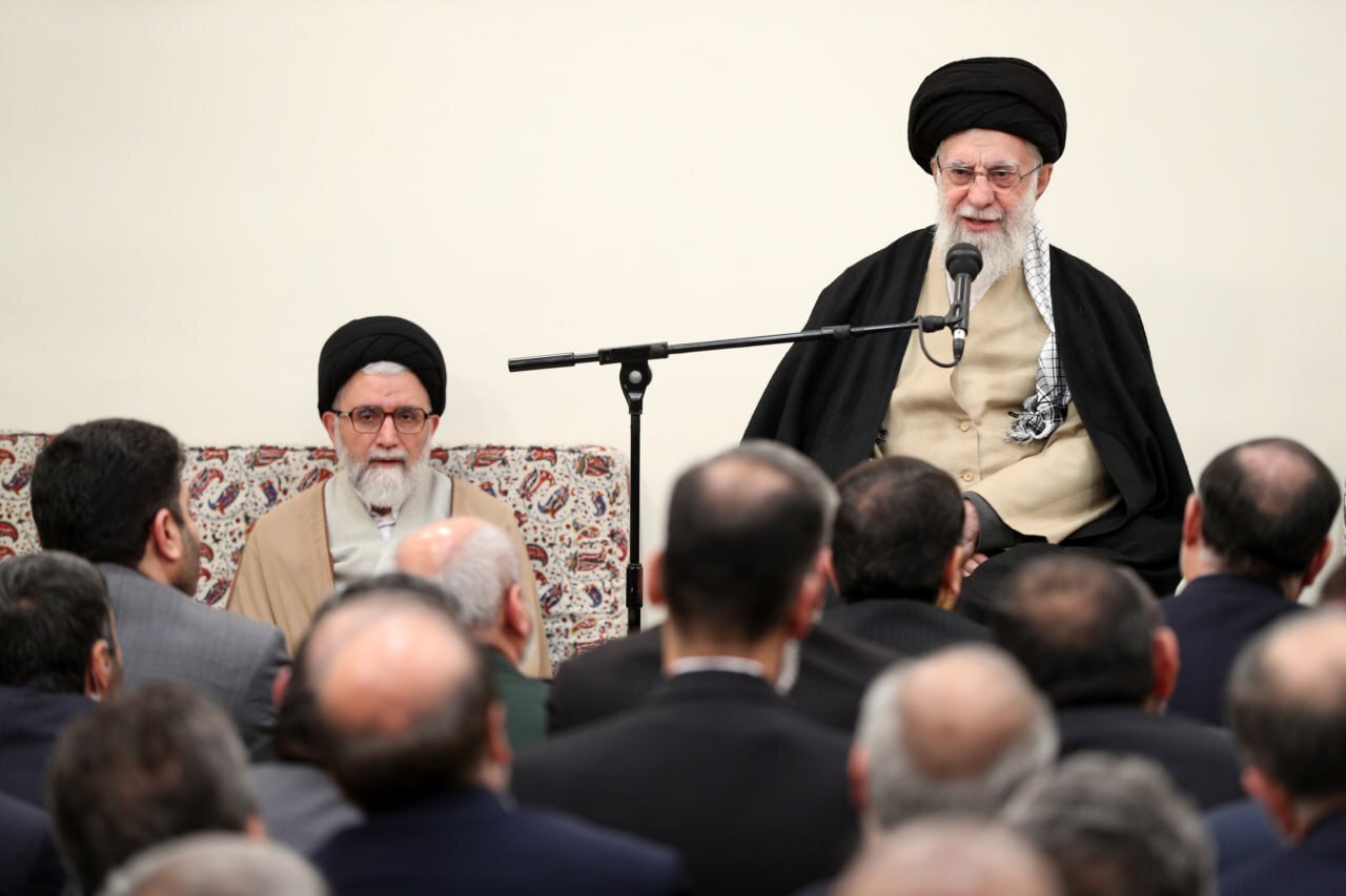 رهبر معظم انقلاب در دیدار وزیر، معاونان و مدیران وزارت اطلاعات: تنها راه‌حل مشکلات، پایبندی به مبانی انقلاب است +فیلم و عکس