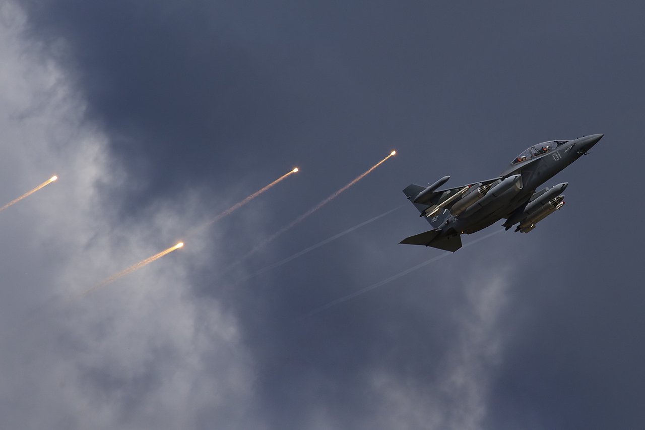 مشخصات و قابلیت‌های جنگنده یاک ۱۳۰