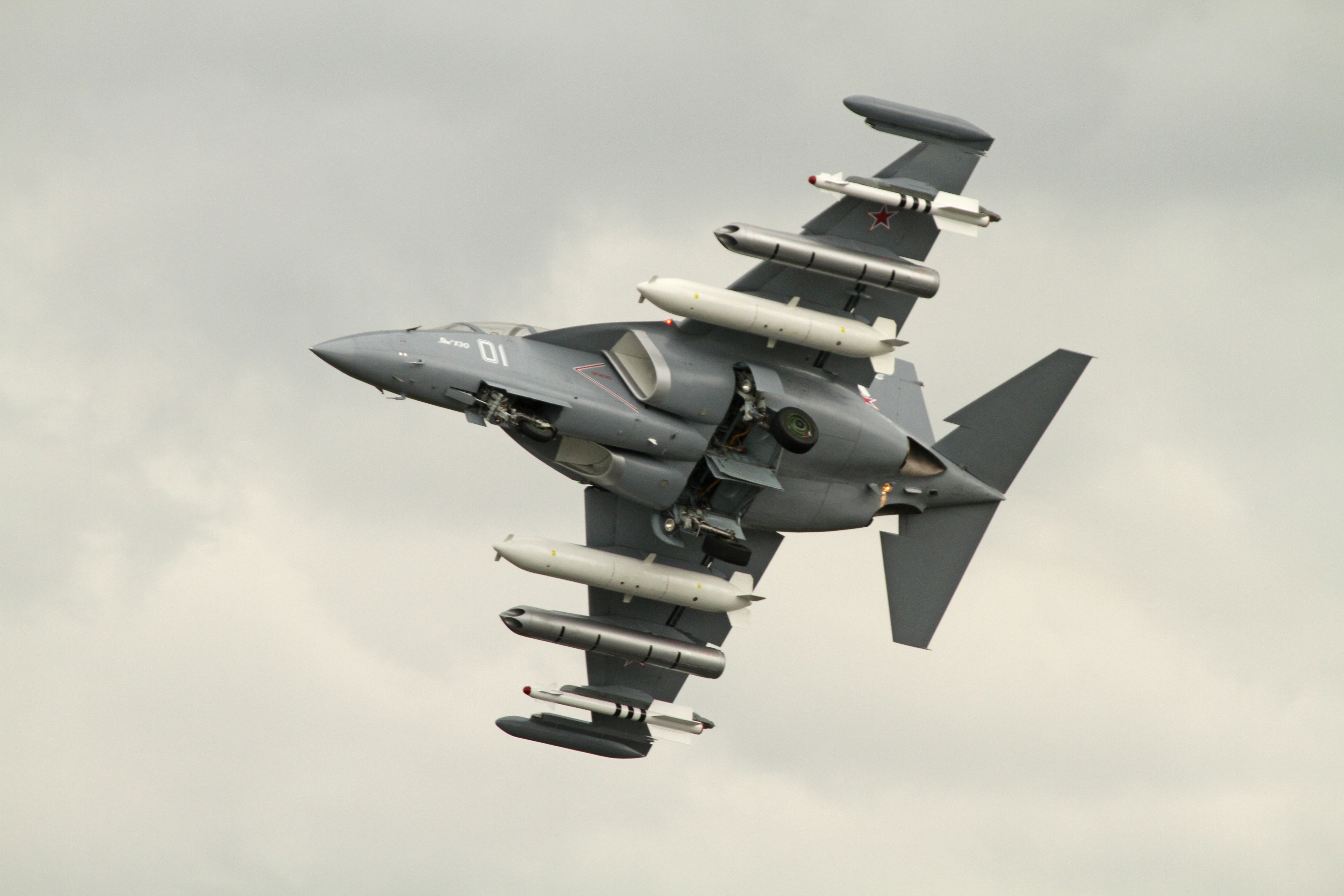 مشخصات و قابلیت‌های جنگنده یاک ۱۳۰