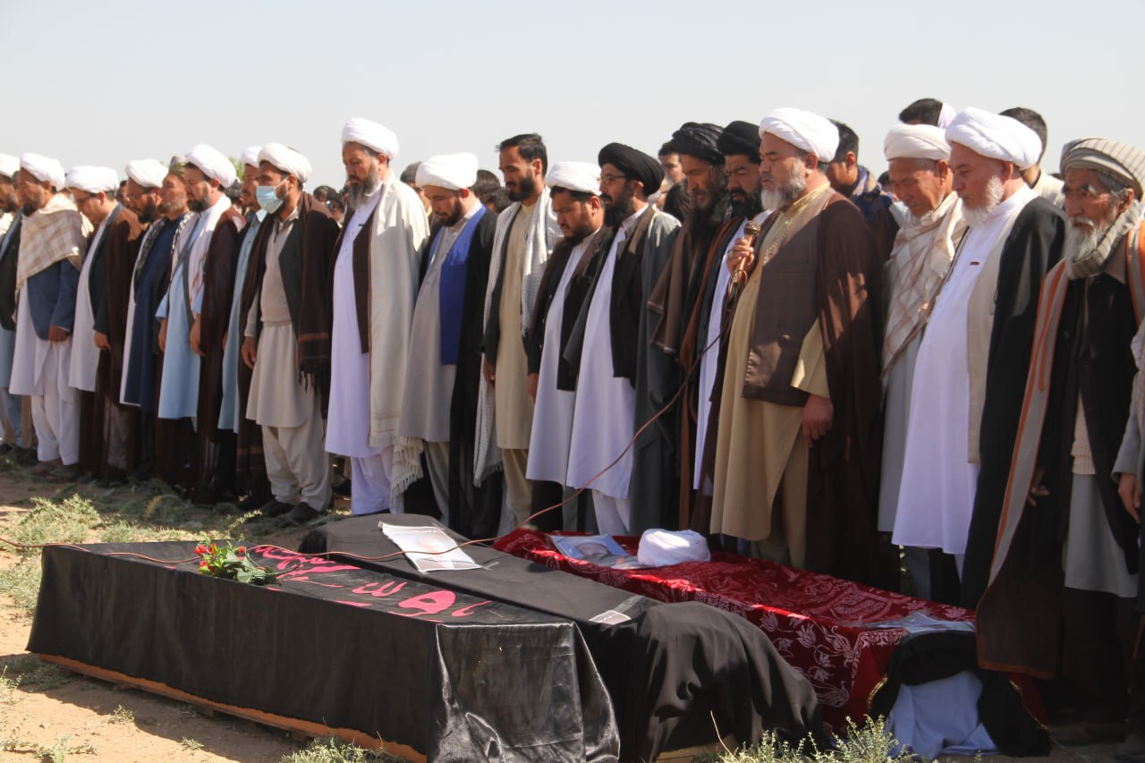 عکس‌هایی از مراسم تشییع پیکر شهدای حمله به مسجد شیعیان در هرات