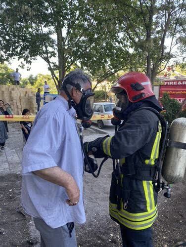 نجات ۳ نفر از درون حریق منزل مسکونی توسط آتش نشانان مشهدی (۱۱ اردیبهشت ۱۴۰۳) نجات ۳ نفر از درون حریق منزل مسکونی توسط آتش نشانان مشهدی (۱۱ اردیبهشت ۱۴۰۳)