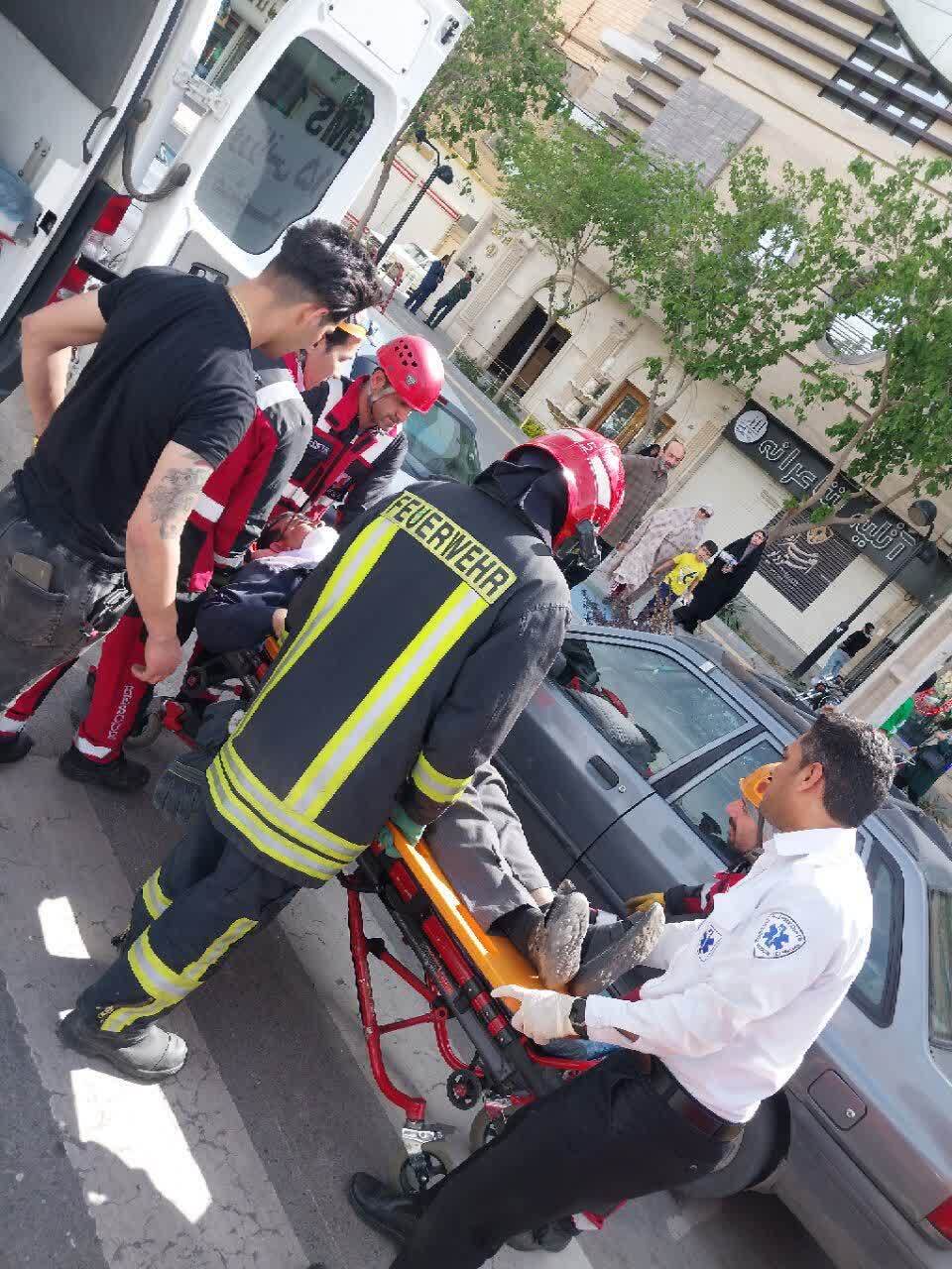برخورد سه دستگاه خودرو حادثه آفرید|نجات راننده محبوس در پراید توسط آتش نشانان برخورد سه دستگاه خودرو حادثه آفرید|نجات راننده محبوس در پراید توسط آتش نشانان