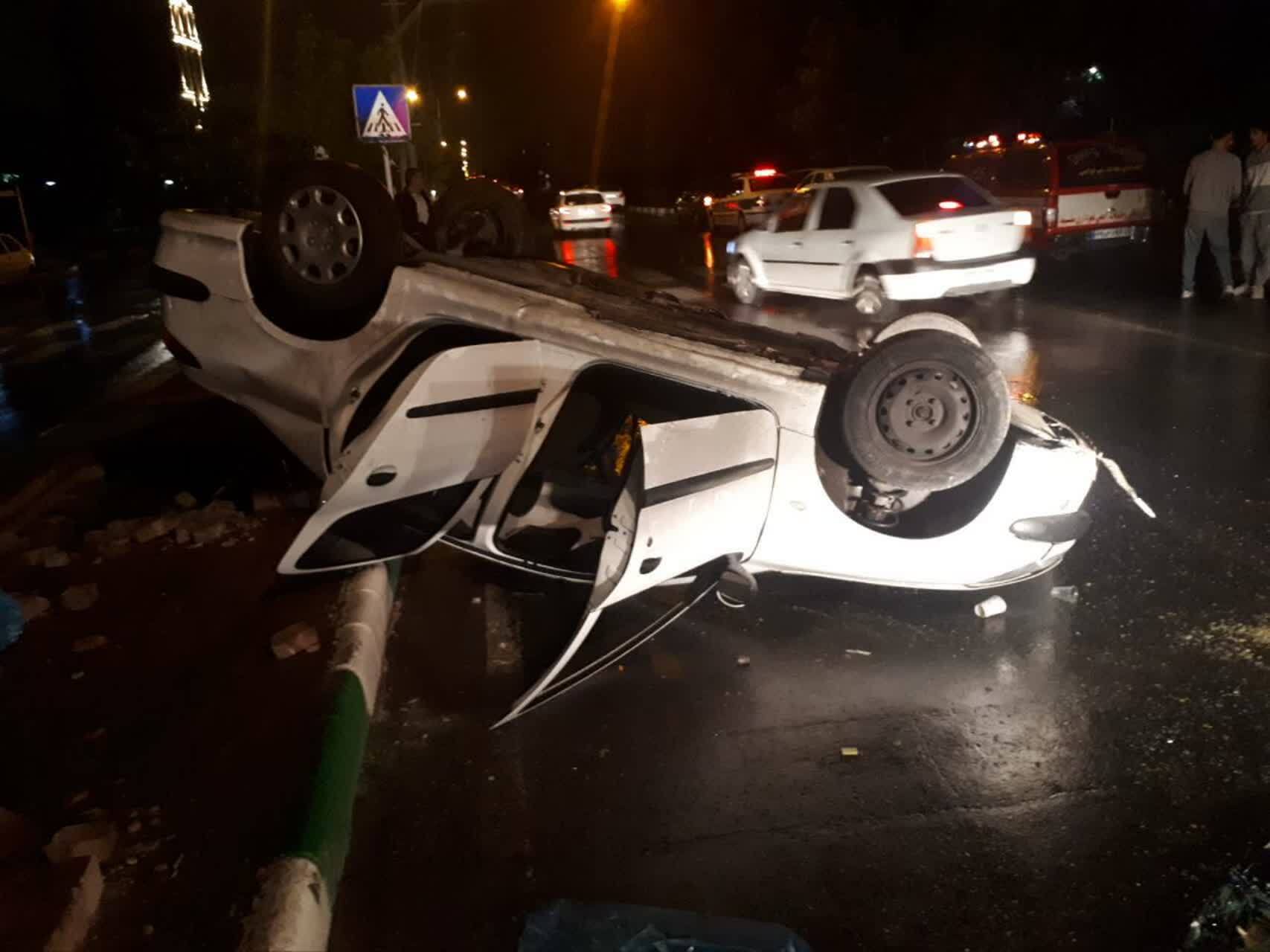 واژگونی پژو ۲۰۶ در فکوری| آتش نشانان دو محبوس حادثه را نجات دادند (۱۴ اردیبهشت)