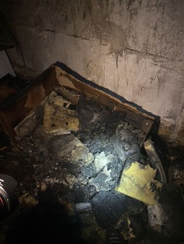 اتصالی برق پشت بام منزل مسکونی را به آتش کشید+تصویر حادثه(۱۷ اردیبهشت) اتصالی برق پشت بام منزل مسکونی را به آتش کشید+تصویر حادثه(۱۷ اردیبهشت)