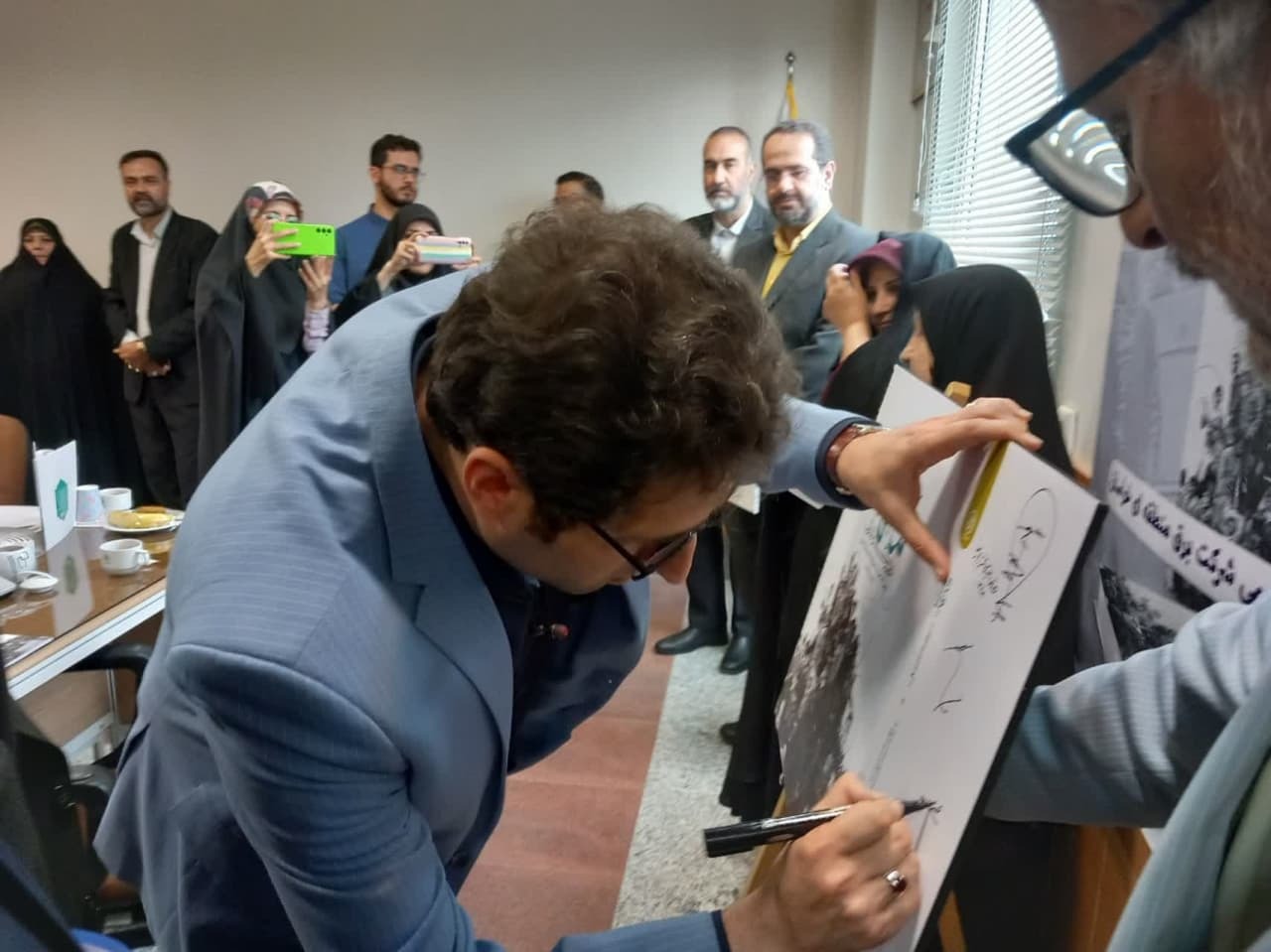 کتاب عکس «مشهد در روزگار انقلاب» رونمایی شد کتاب عکس «مشهد در روزگار انقلاب» رونمایی شد