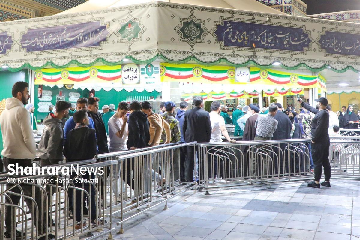 جمعی از استادان هنر انقلاب اسلامی، خادم چای خانه حضرت رضا (ع) شدند.
